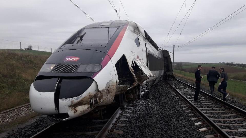 حادث خروج القطار السريع المتجه إلى باريس عن مساره