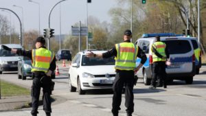 الوباء لا يعرف الاعياد وشرطة مكلنبورغ-فوربومرن توقف السيارات تبعاً للوحات الترخيص 