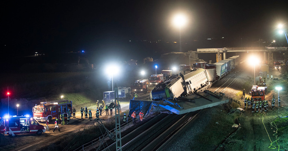 وقوع جسر على سكة القطار و تسببه بمقتل السائق
