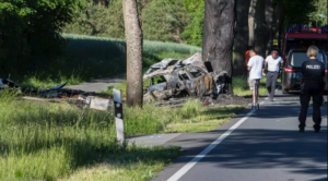 احتراق راكبين في حادث اصطدام سيارة بشجرة على الطريق B 191