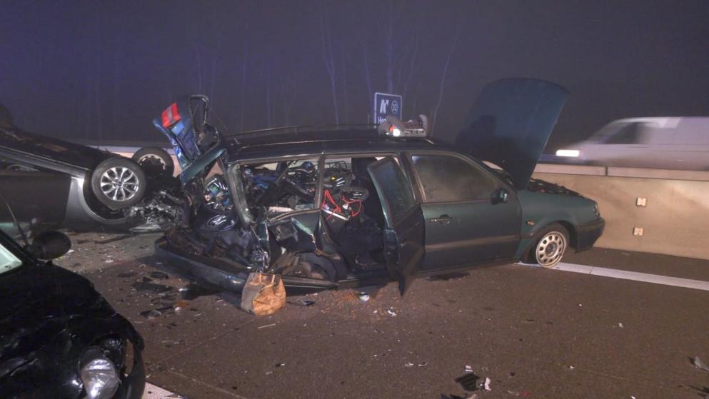 أصيب أربعة أشخاص في حادث خطير بسبب سيارة معطلة على الطريق السريع A5 .
