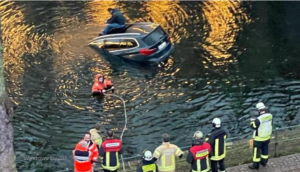نجاة سائق السيارة من الغرق عبر فتحة السقف