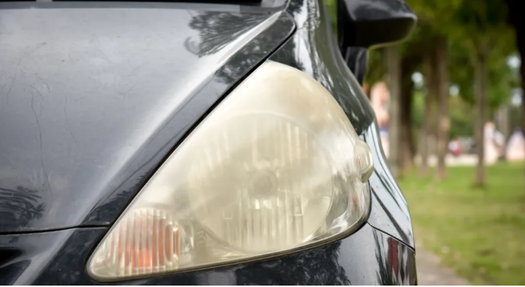 لماذا يتجمع الضباب في مصابيح السيارات؟ وكيف يمكن إصلاحها ؟