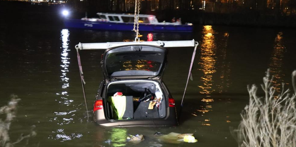 غرق سيارة ألمانية في أمستردام