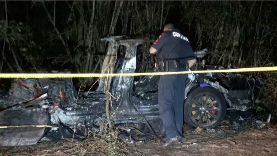 تكساس- توفي شخصان في تسلا (بدون سائق) نتيجة اصطدامها بشجرة واحتراقها بالكامل
