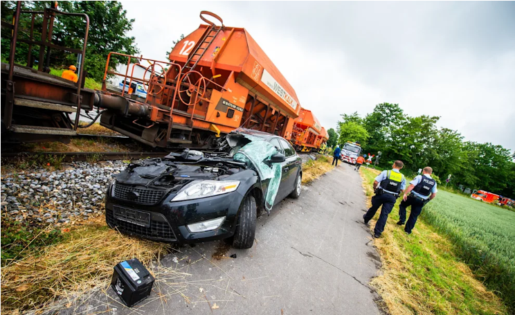 حادث اصطدام سيارة بقطار شحن عند معبر السكك الحديدية