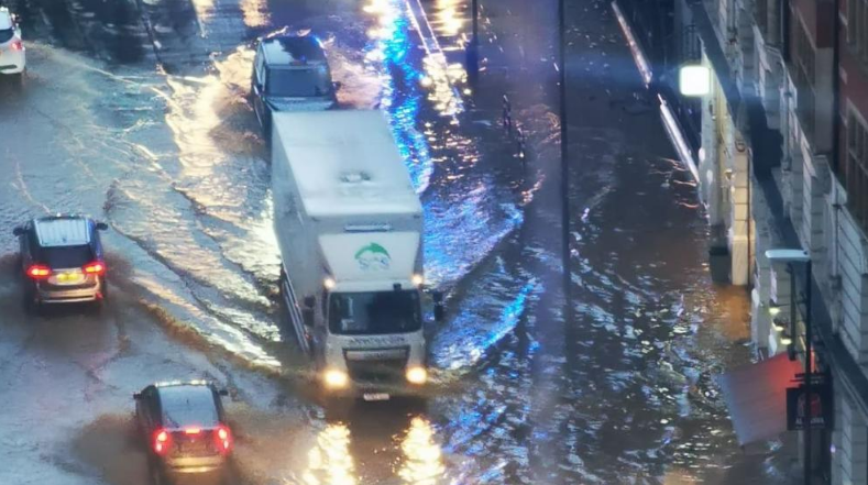 أمطار غزيرة تغمر شوارع لندن