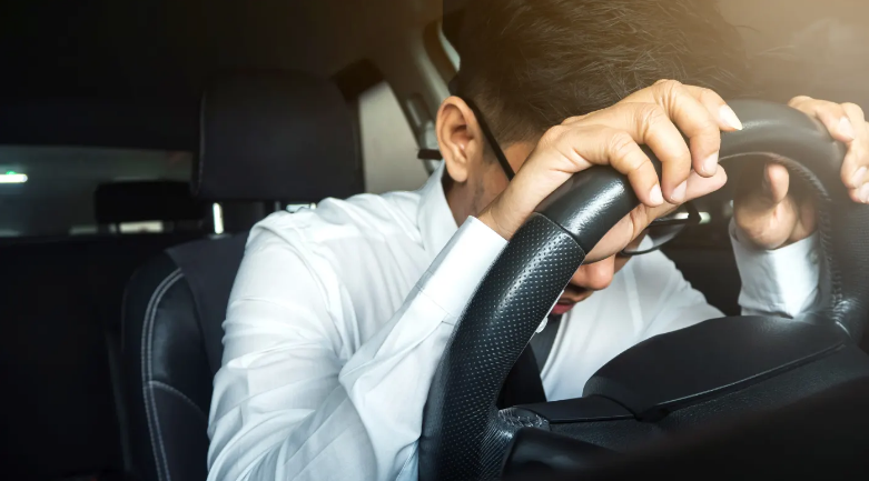 هل يفقد السائق رخصة قيادته إذا أغمي عليه أثناء القيادة؟